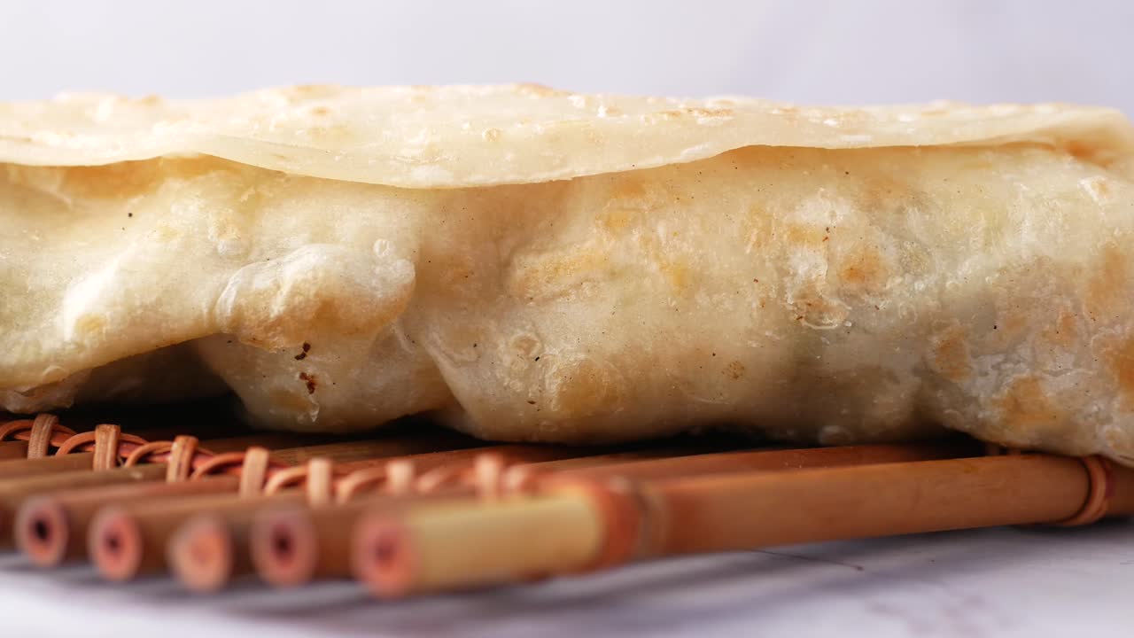 un primer plano de una deliciosa envoltura china