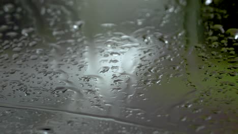 Las-Luces-Traseras-De-Los-Automóviles-Conducen-Por-Una-Carretera,-Vistas-A-Través-De-Un-Parabrisas-Rayado-Por-La-Lluvia