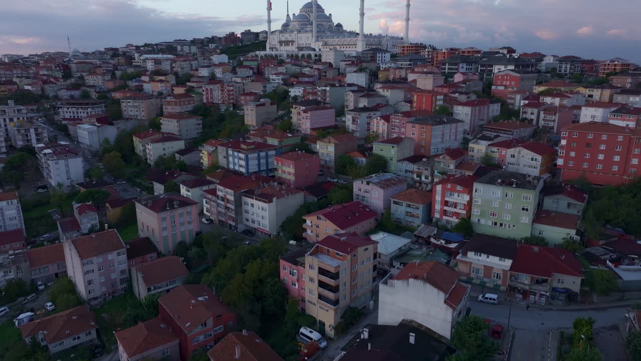 Yumuşak sabah ışıklarıyla gün doğumunda İstanbul Büyük Çamlıca Camii.
