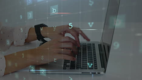 animación de advertencia de ataque cibernético sobre una mujer que usa una computadora portátil