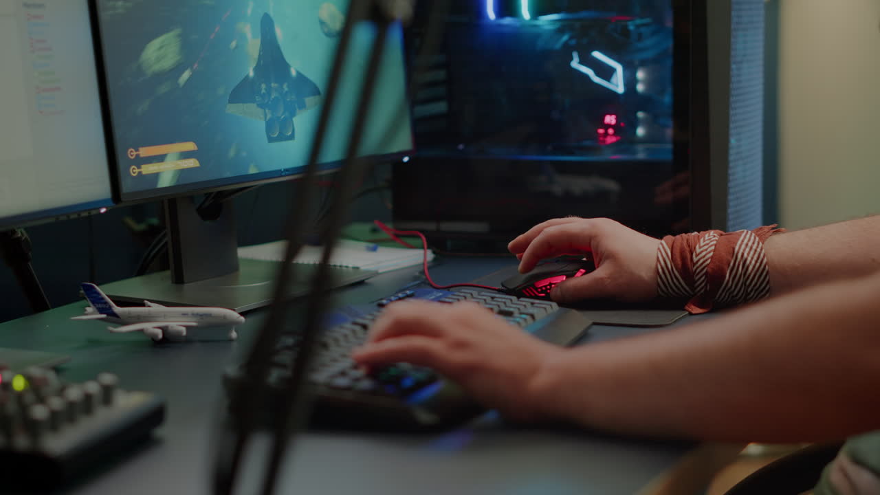 게이밍 홈 스튜디오에서 rgb 키보드를 사용하는 플레이어 손의 클로즈업