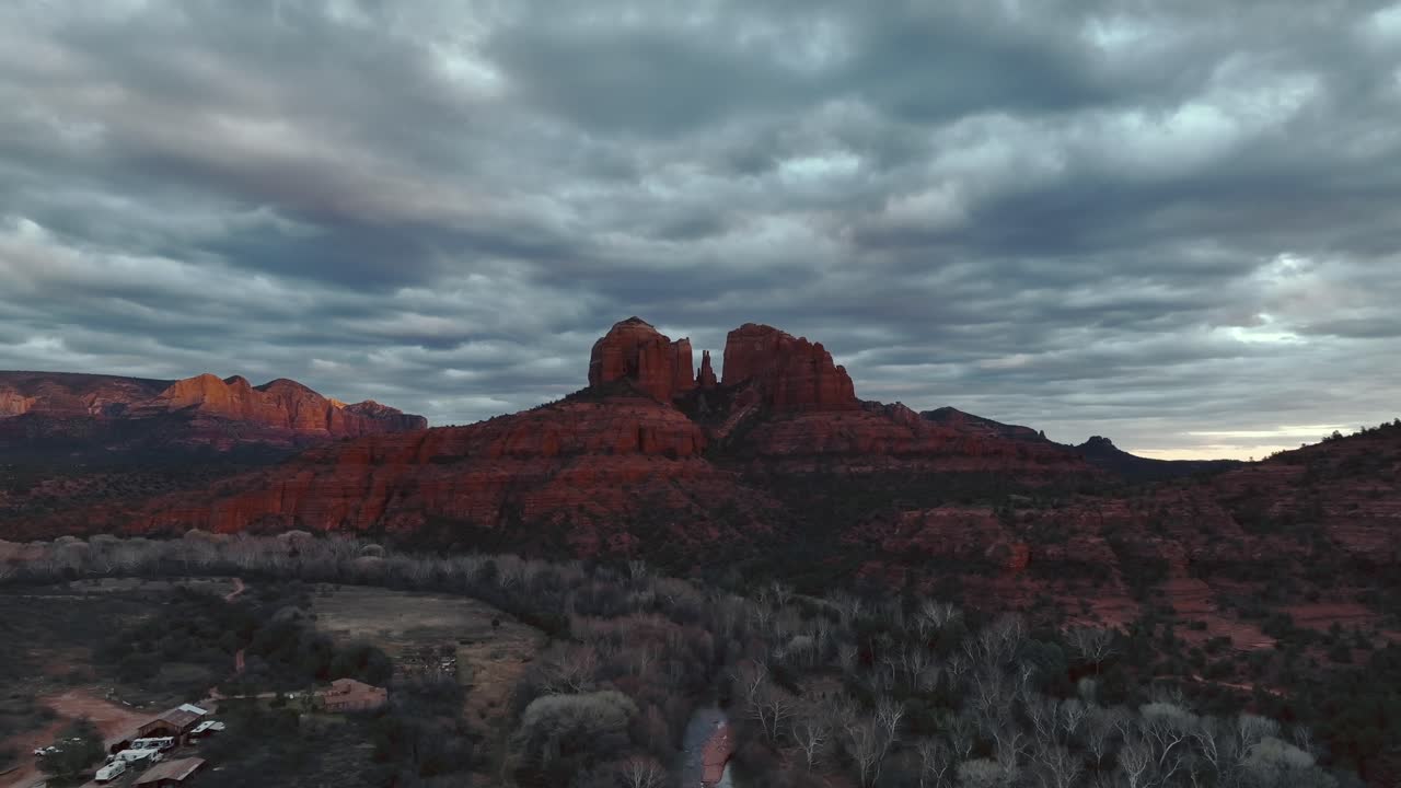 roca de la catedral de hito americano bajo un cielo nublado al atardecer en sedona, arizona