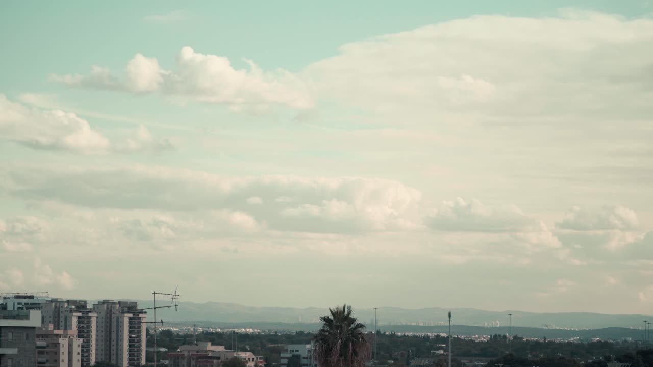 increíble lapso de tiempo por encima de la ciudad, fue filmado desde el techo, israel tel aviv, oriente medio, nubes de surf coloridas, hora dorada, paisaje urbano, video sony 4k