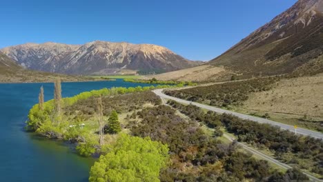 vista aérea de la carretera a lo largo del lago pearson en canterbury, nueva zelanda