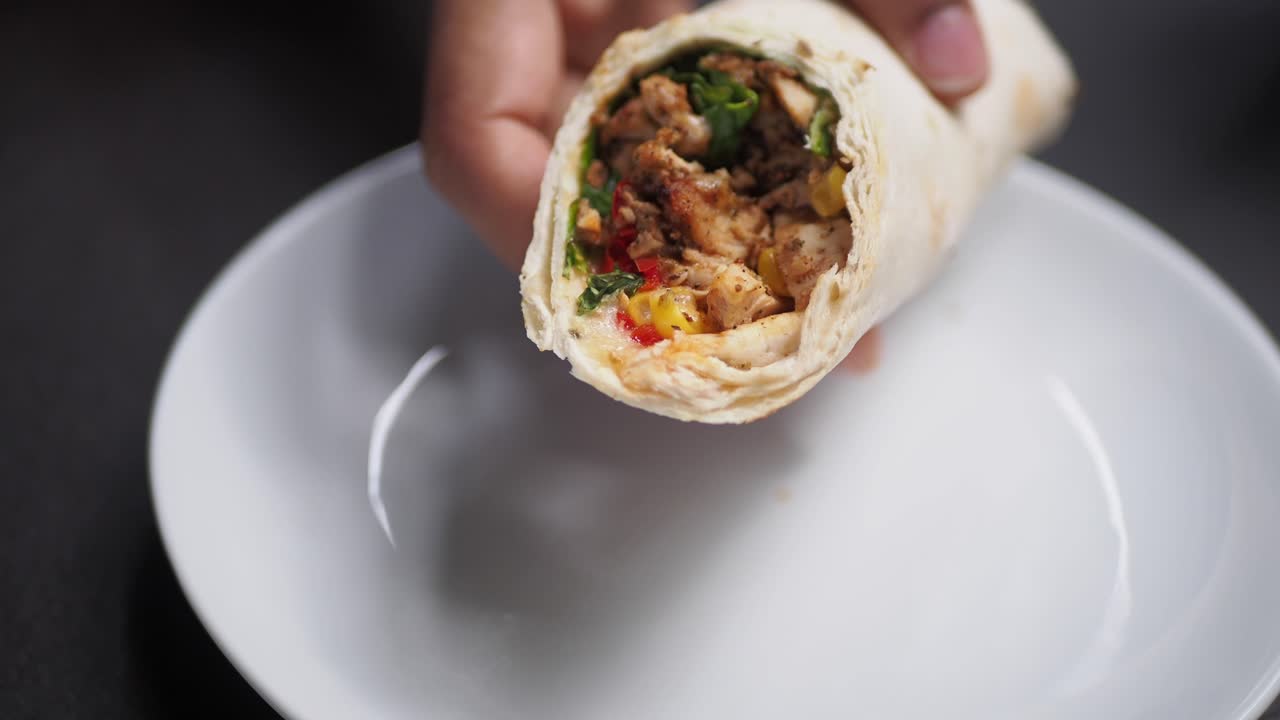 Wrap di pollo su un piatto