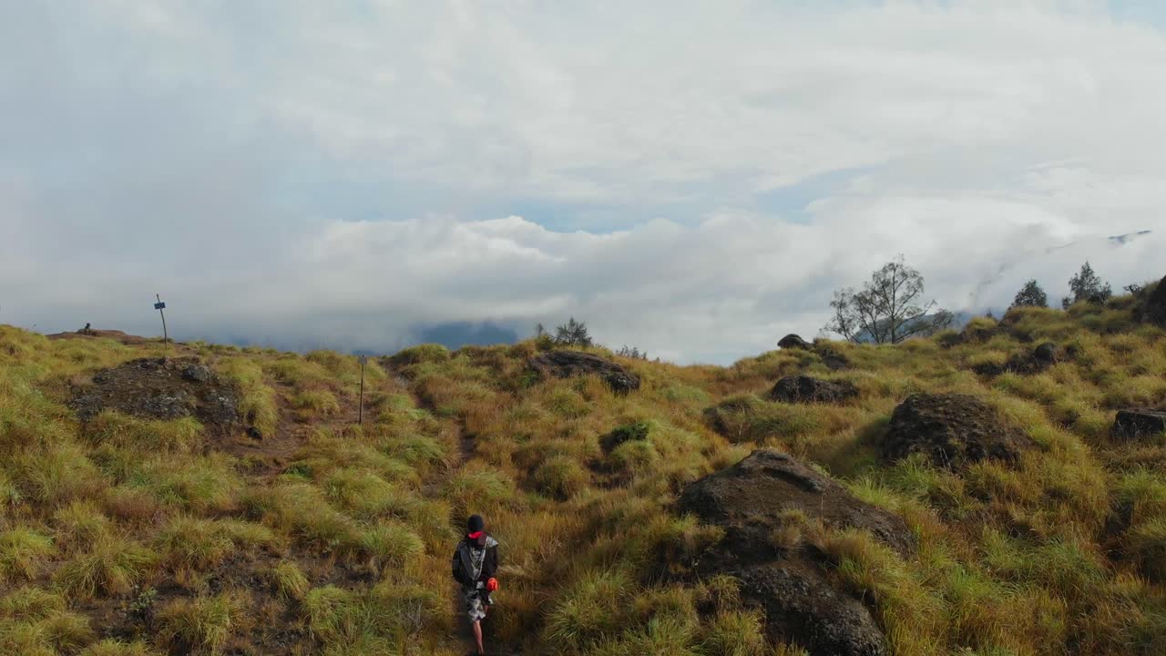 Vulcão ativo Rinjani com barracas. Indonésia, Lombok