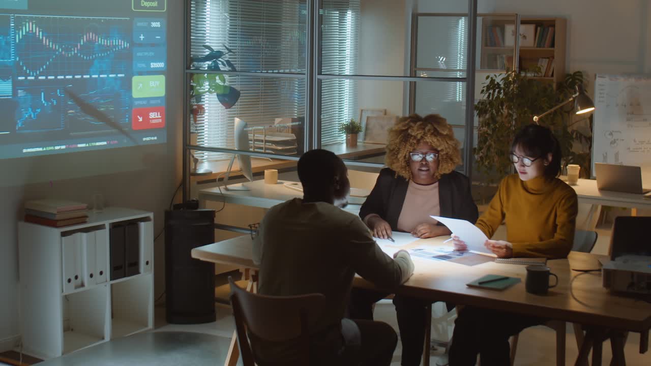 analistas financieros que trabajan en la oficina durante la noche