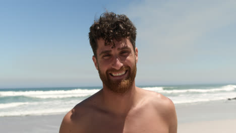 joven de pie en la playa 4k