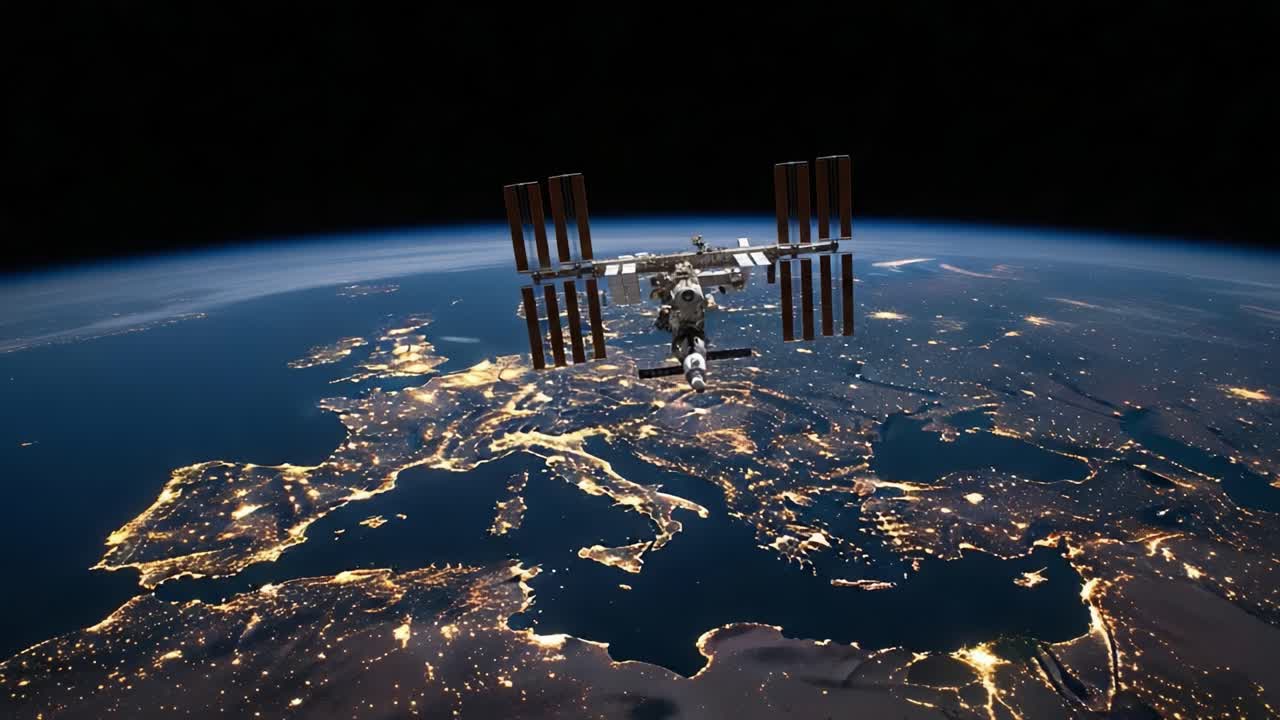 международная космическая станция, вращающаяся вокруг земли ночью