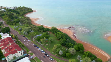 Aéreo-Drone-Junto-A-La-Playa-Océano-Mar-Suburbio-Residencial-Junto-Al-Río-Rapid-Creek-NT-Australia-Hora-Dorada