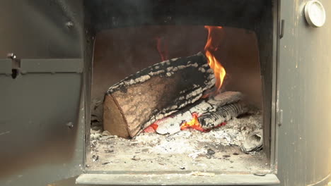 fuego de horno tradicional en cámara lenta
