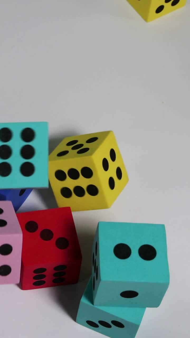 varios dados esparcidos a mano en la superficie