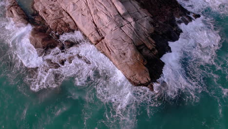 Vista-Aérea-De-Las-Olas-Del-Océano-Se-Rompe-En-Las-Rocas