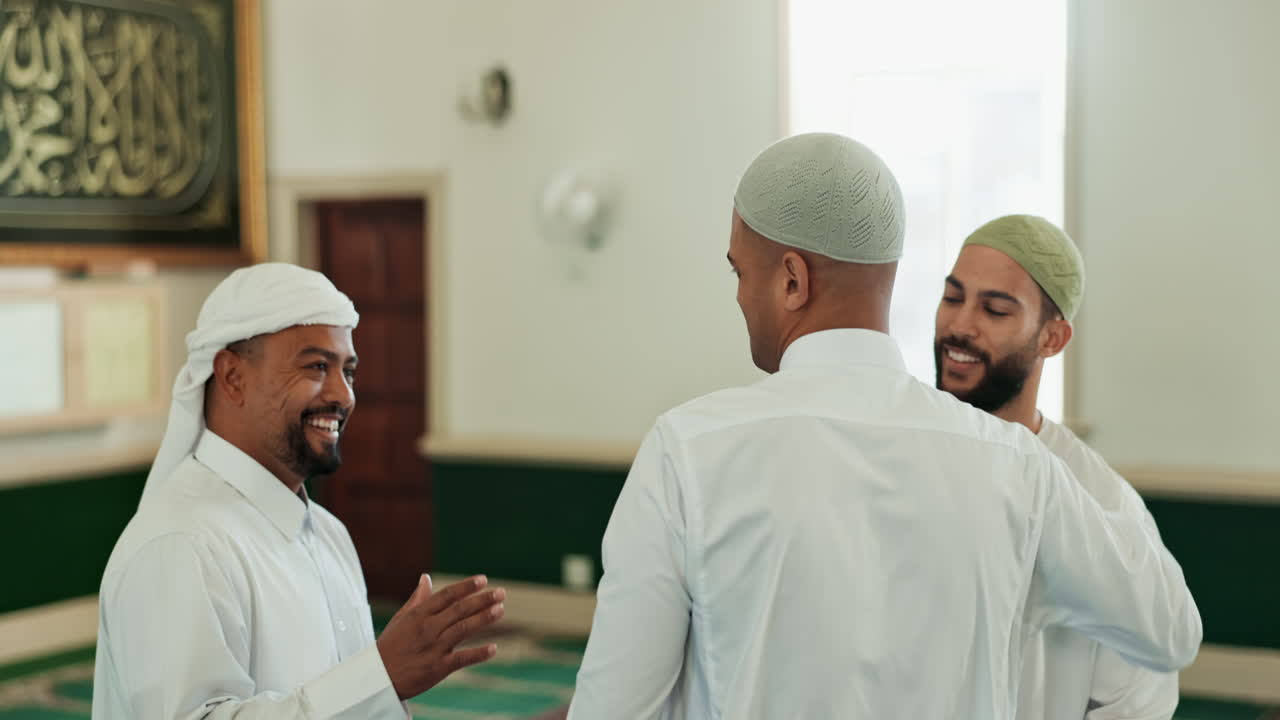 Pria Muslim Saling Menyapa di Masjid