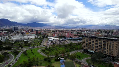 Revela-Una-Vista-Panorámica-De-La-Calle-26,-Que-Revela-El-Ajetreo-Y-El-Bullicio-De-La-Vida-Diaria-Debajo.