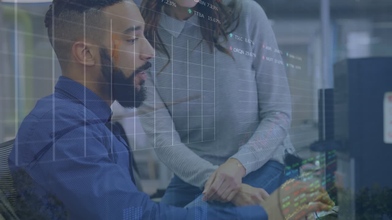 animación del procesamiento de datos financieros en diversas personas de negocios que utilizan computadora