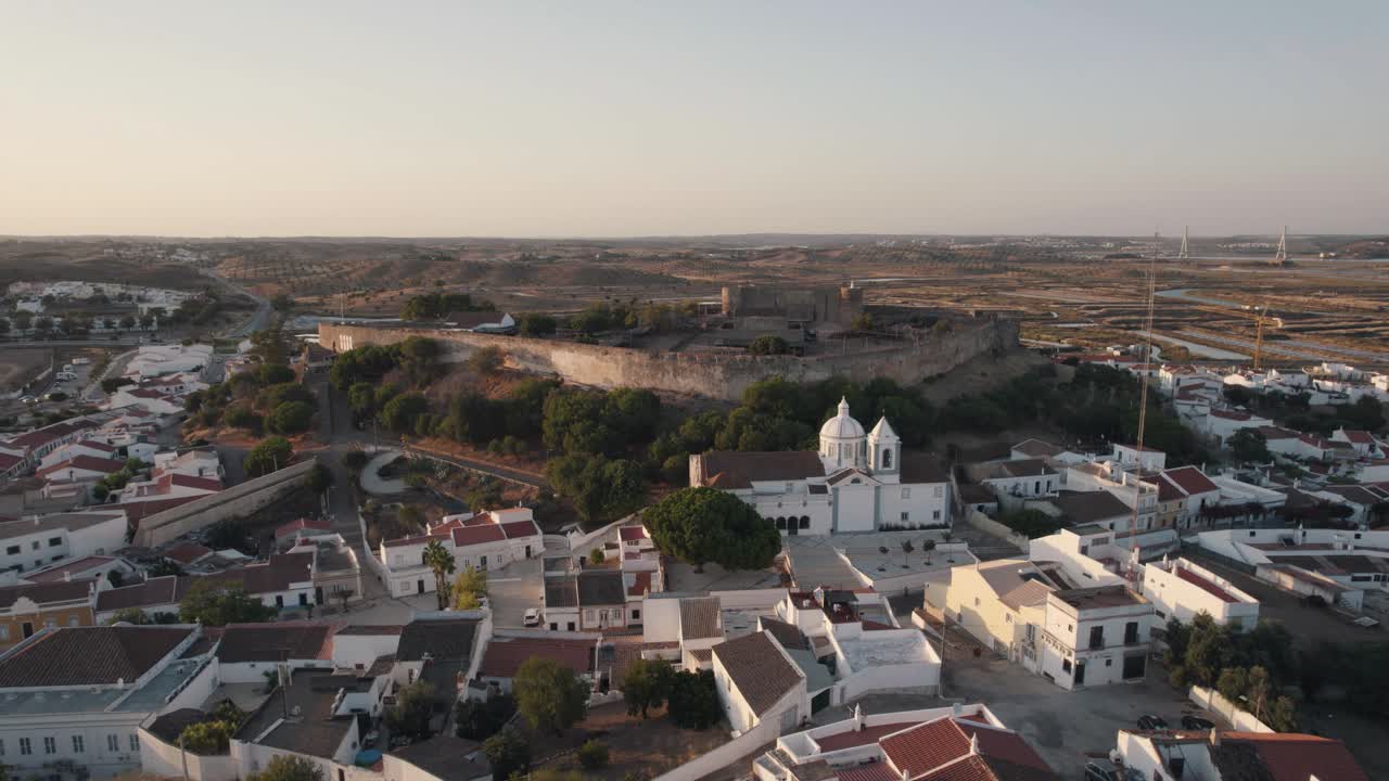 Vista aerea panoramica di profilo della chiesa cattolica di Nostra Signora dei Martiri a Castro Marim, Algarve
