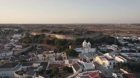 Panorámica-Aérea-Vista-De-Perfil-De-La-Iglesia-Católica-De-Nuestra-Señora-De-Los-Mártires-En-Castro-Marim,-Algarve