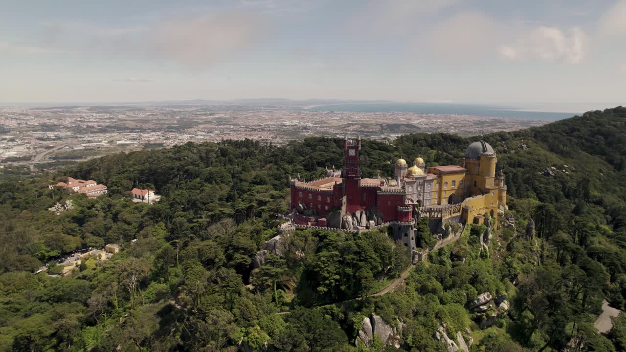castillo de cuento de hadas en la cima de una colina, colorido palacio de pena