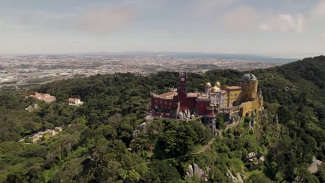 Castillo-De-Cuento-De-Hadas-En-La-Cima-De-Una-Colina,-Colorido-Palacio-De-Pena