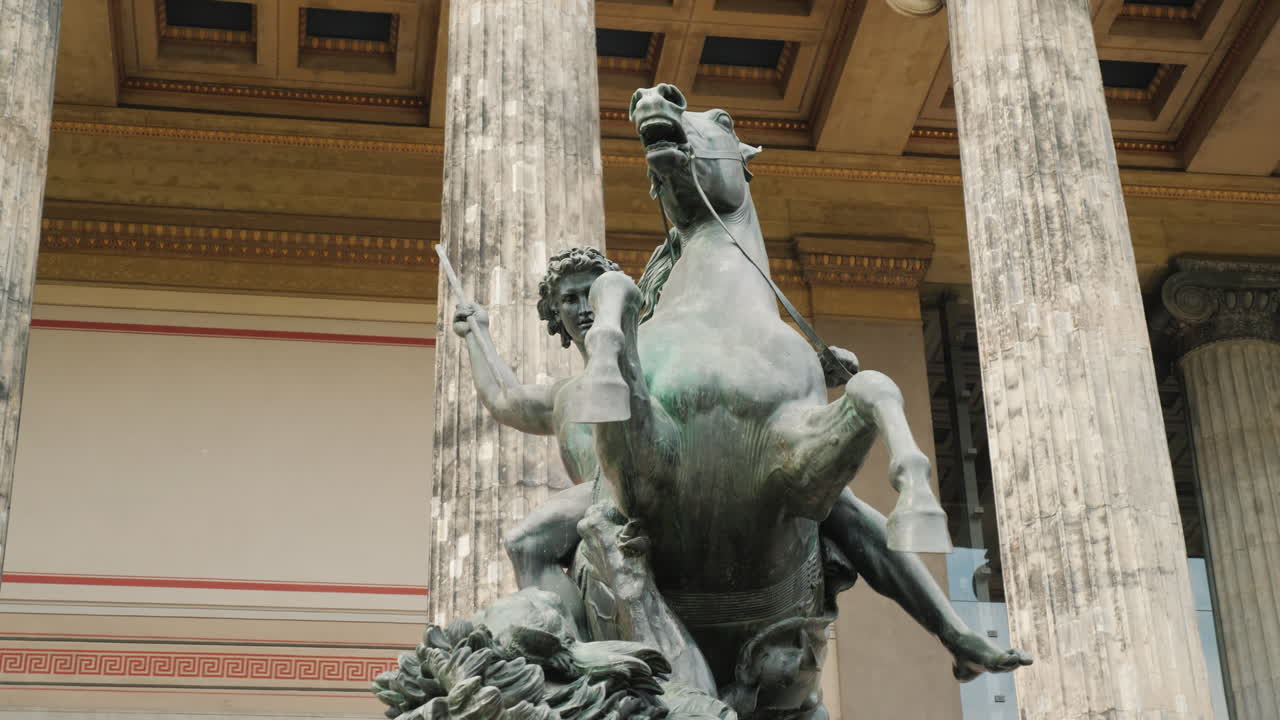 escultura de un jinete con lanza y león derrotado 03