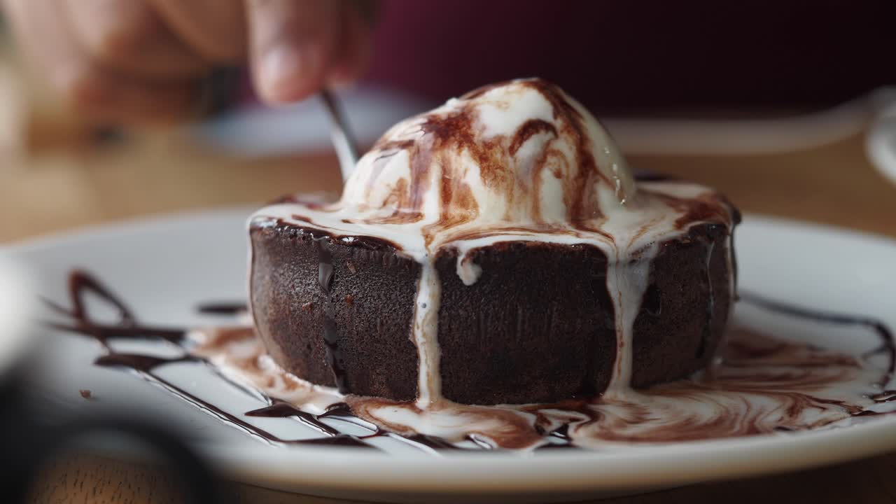 아이스크림과 함께 초콜릿 라바 케이크