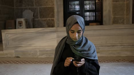 Muslimische-Frau-Benutzt-Telefon-In-Moschee