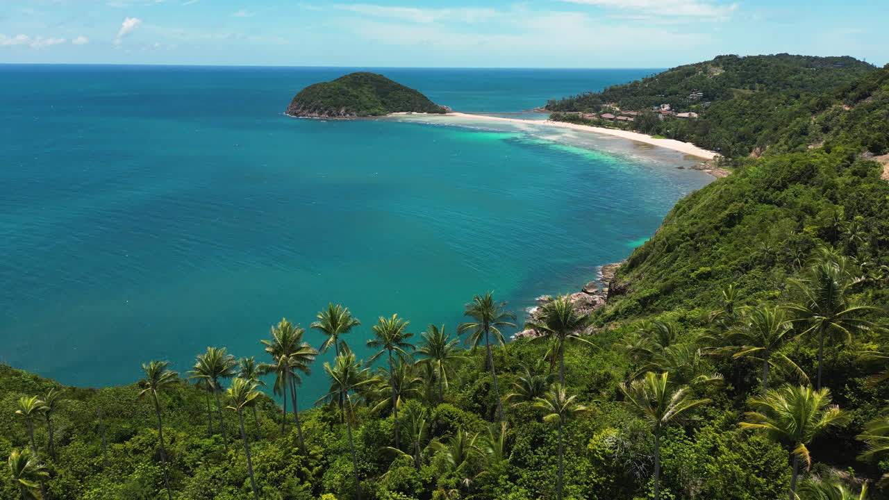 tomada aérea inversa de 4k que revela la playa de mae haad y la isla de koh mah en koh phangan, tailandia