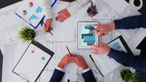 arquitectos y diseñadores de interiores trabajando juntos
