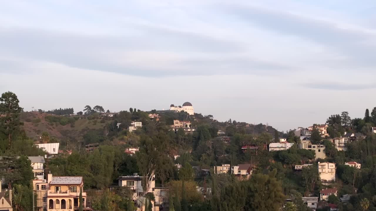 revelación aérea del barrio residencial de hollywood hills, el observatorio griffith en el fondo