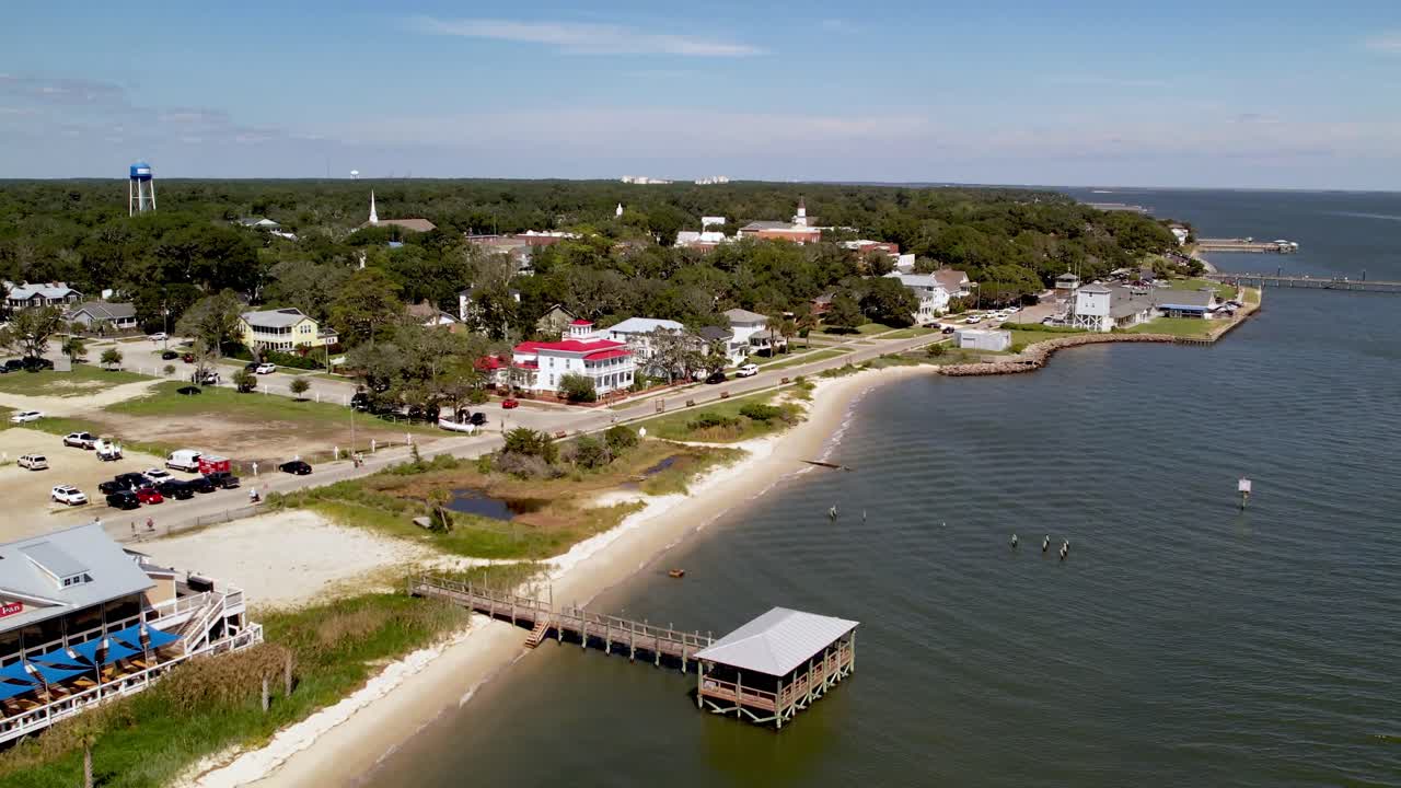 Ripresa aerea con avvicinamento a Southport, NC, Carolina del Nord-1
