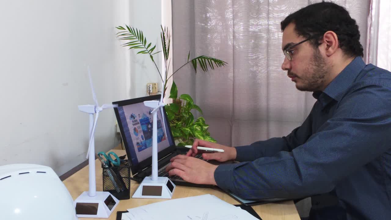 Ingeniero trabajando en un proyecto sostenible con un portátil