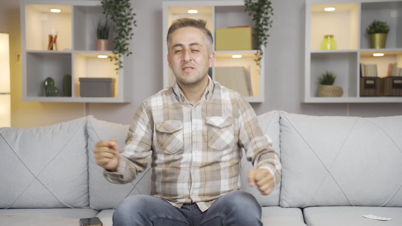 カメラに踊る幸せな男 ⁇