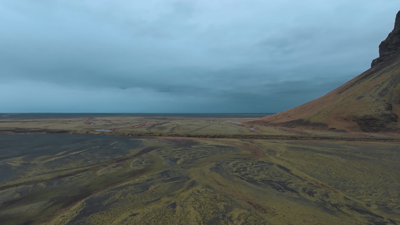 비가 오는 날 에 아이슬란드 의 거친 지형 - 공중 하이퍼 프