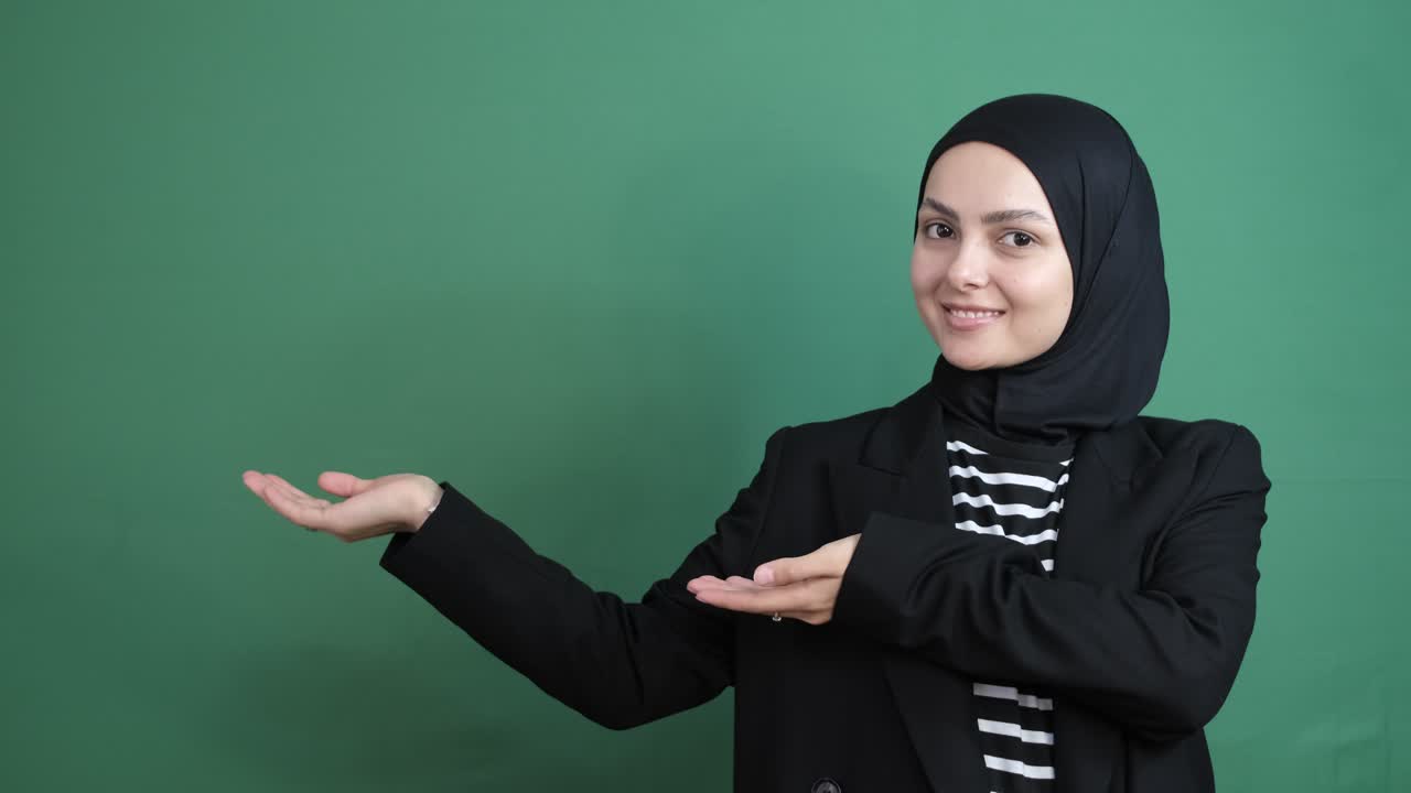 Gadis Berhijab Menunjukkan Arah Kanan