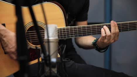 guitarra acustica en estudio de grabacion