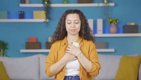 la joven que felizmente pone el teléfono a su corazón.