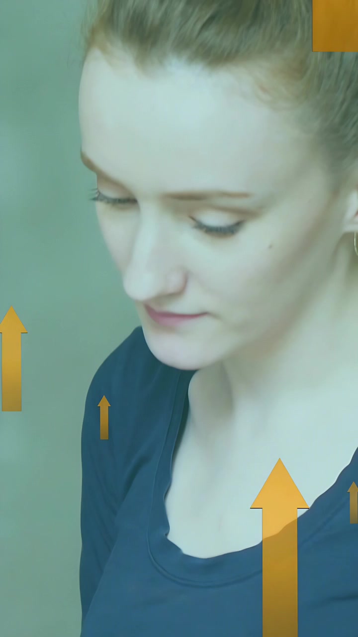 Video verticale: Donna che osserva mentre appaiono frecce arancioni, l'inquadratura scorre rivelando una penna che scrive un piano.