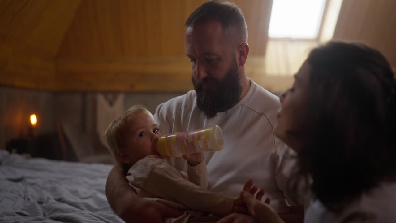 Aile Yatakta Biberonla Bebeği Besliyor