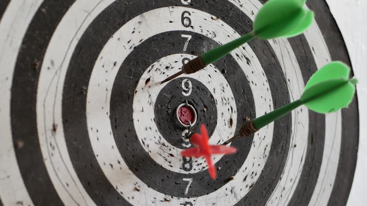 lanzar tres dardos en el objetivo y fallar un círculo de diez puntos