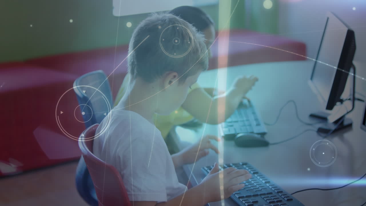 컴퓨터를 사용하는 학교 학생들을 통해 연결 네트워크의 애니메이션