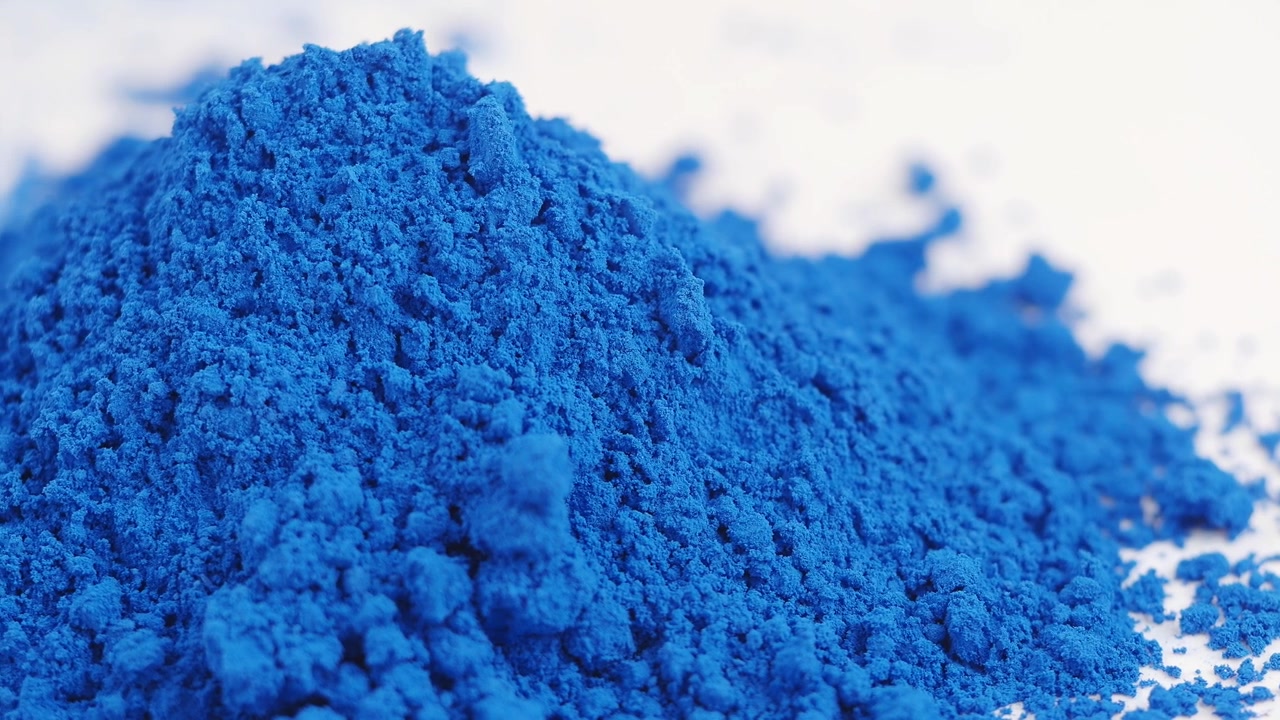 Canlı Mavi Pigment Tozu Yığınının Yakın Çekimi.