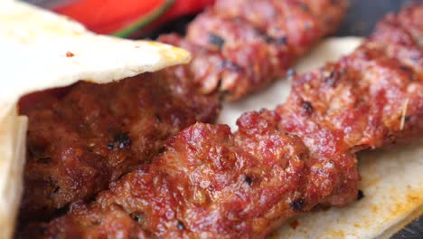 cerca de pinzas de carne a la parrilla en un plato