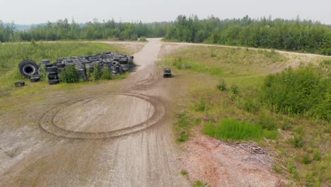 video de dron de 4k del atv conduciendo por el área recreativa del lago tanana en fairbanks, ak durante el día de verano-4