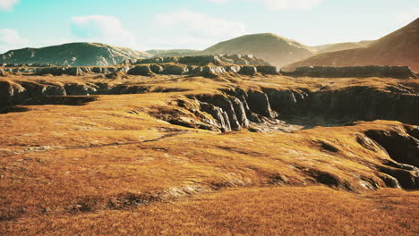 paisaje montañoso con hierba seca en afganistán
