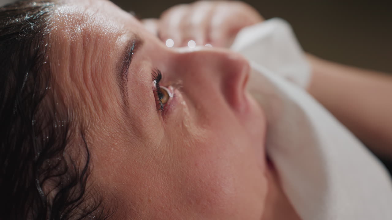 부드럽게 얼굴을 말리는 모습, 여성이 수건으로 얼굴을 부드럽게 닦고, 백인 여성이 조심스럽게 얼굴을 닦아내고, 여성 고객이 머리 감는 시술 후 수건으로 얼굴을 섬세하게 닦고 있어요.