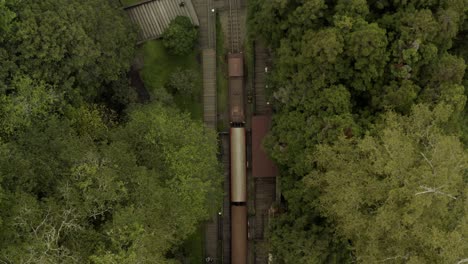 Alejar-El-Viejo-Tren-En-Los-Ferrocarriles-En-Alishan---Fotografía-Aérea,-Vista-Superior