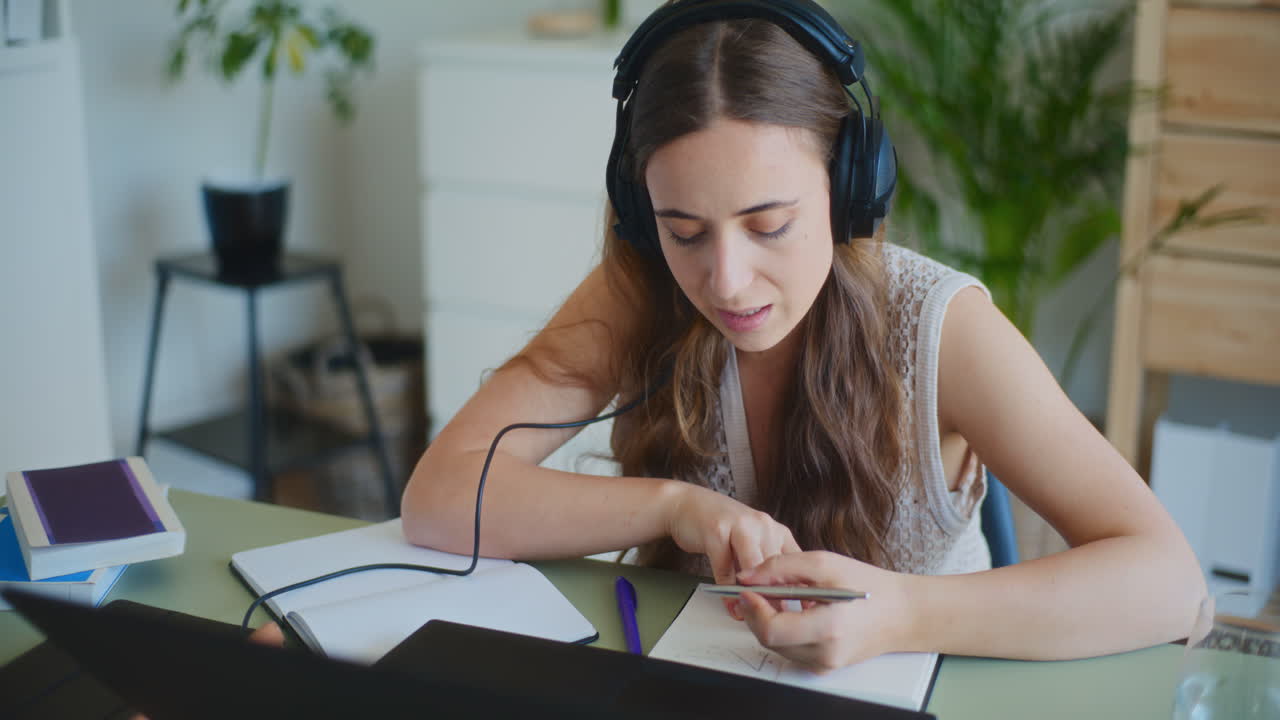 estudiante femenina positiva que estudia en línea