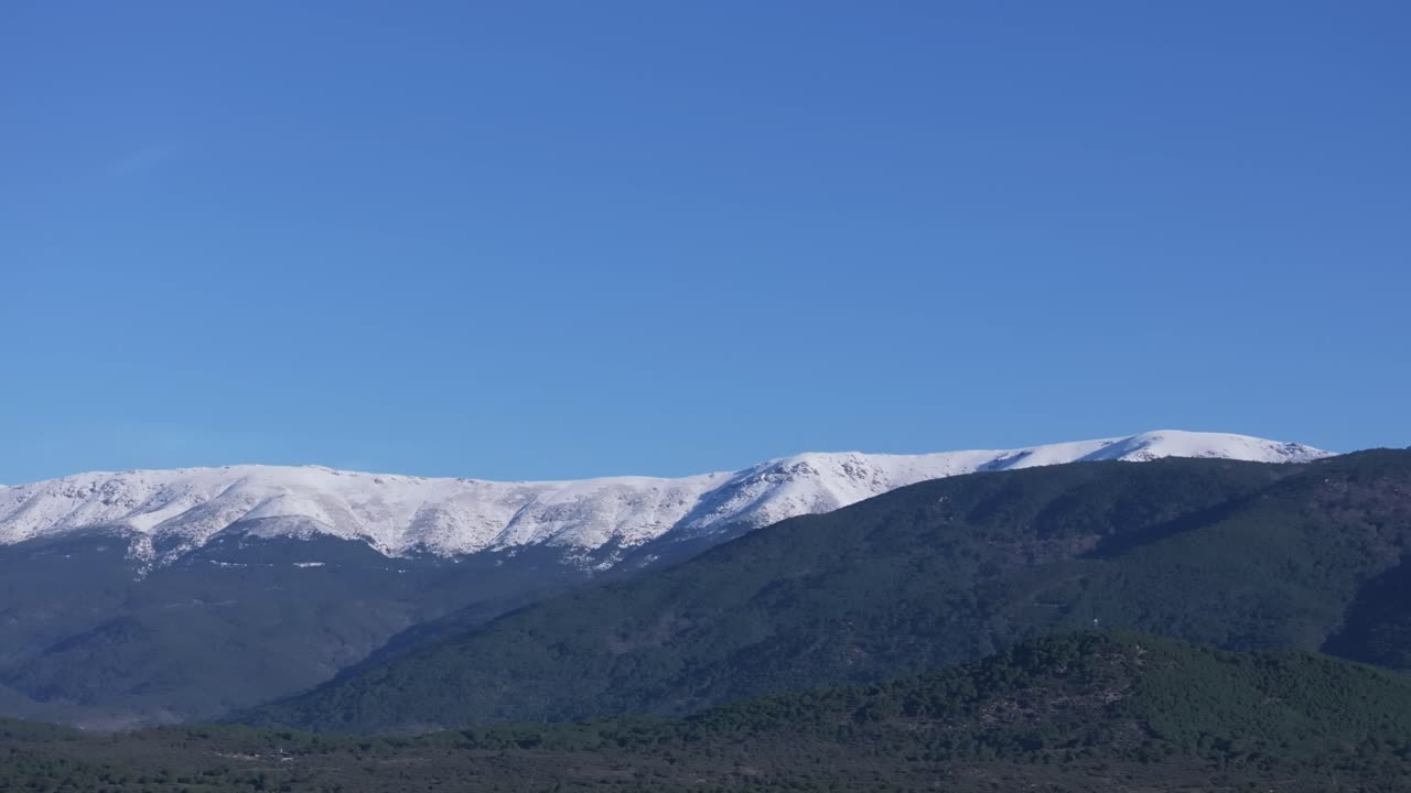 티에타르 계곡에서 167mm 드론으로 촬영되는 이베리아 반도의 중앙 산맥을 볼 수 있습니다.