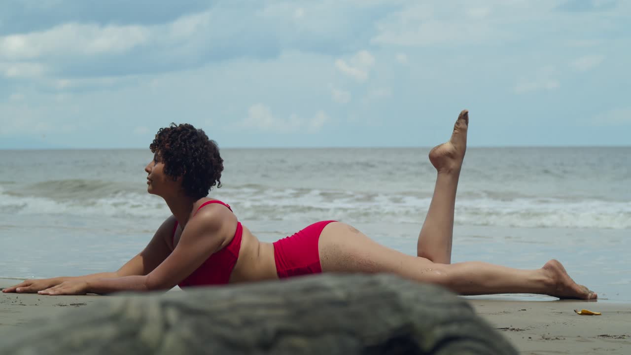 visualizar a una joven en bikini, saboreando el calor de un día soleado en una playa de arena blanca